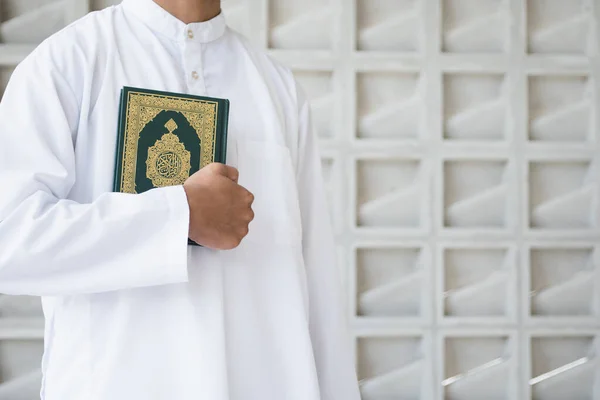 Święty Koran Ręku Arabską Kaligrafią Oznaczającą Koran Muzułmanin Trzymający Święty — Zdjęcie stockowe