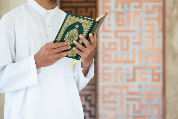 Homem Muçulmano Lendo Alcorão Sagrado Alcorão Sagrado Mão Com Significado — Fotografia de Stock
