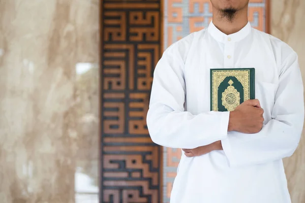 Qur Tangan Dengan Kaligrafi Arab Yang Berarti Quran Orang Muslim — Stok Foto
