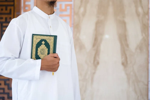 Святий Коран Руці Арабічною Каліграфією Означає Аль Коран Мусульманин Тримає — стокове фото
