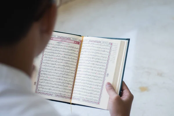 Μουσουλμάνος Που Διαβάζει Ιερό Κοράνι Ιερό Κοράνι Στο Χέρι Αραβικό — Φωτογραφία Αρχείου