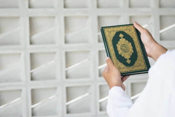 Heilige Koran Hand Met Arabische Kalligrafie Betekenis Van Koran Moslimman — Stockfoto