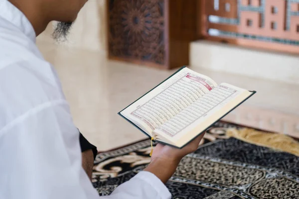 Muzułmanin Czytający Święty Koran Święty Koran Ręku Arabskim Znaczeniem Tekstu — Zdjęcie stockowe