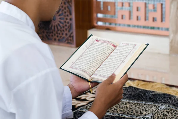 Muslim Man Reading Holy Quran Holy Quran Hand Arabic Text — Stock Photo, Image