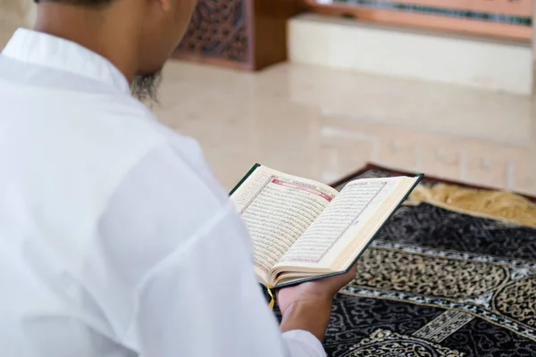 Musulman Lisant Coran Coran Main Avec Sens Arabe Texte Coran — Photo