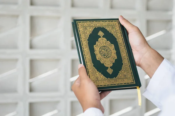 Sagrado Corán Mano Con Caligrafía Árabe Que Significa Corán Hombre — Foto de Stock