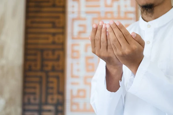 Orang Muslim Berdoa Muslim Islam Pria Dalam Sesi Putih Mengangkat — Stok Foto