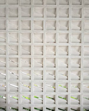 Beyaz duvar geometrik dekorasyonu. Soyut dikişsiz kalıp, dikey arkaplan dokusu