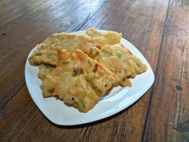 Kızarmış tempo geleneksel yiyecekler un hamuru ile kaplı, dilimlenmiş pırasa ve baharat karışımı. Kızartma ile pişirildi