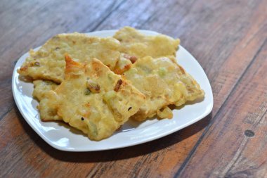 Kızarmış tempo geleneksel yiyecekler un hamuru ile kaplı, dilimlenmiş pırasa ve baharat karışımı. Kızartma ile pişirildi