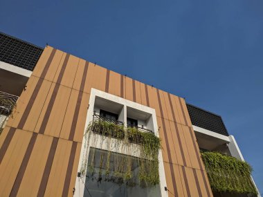 Mavi gökyüzü üzerinde kahverengi binalı oteller. Tarihi eser binası