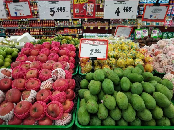 Süpermarkette taze sağlıklı meyve gösterimi
