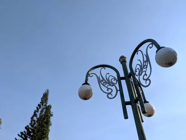 Una Farola Con Lámparas Redondas Jardín Fondo Del Cielo —  Fotos de Stock