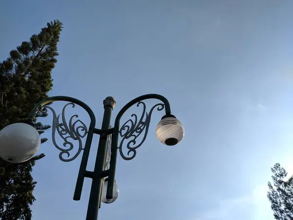 Een Lantaarnpaal Met Tuin Ronde Lampen Lucht Achtergrond — Stockfoto