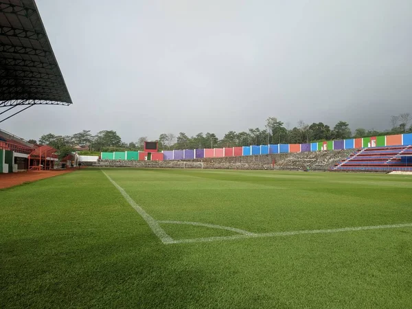 Yeşil sahada beyaz çizgi futbol köşesi. Futbol topuna köşe vuruşu yapmak için uygun bir yer. Güzel futbol sahası