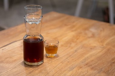 Taze kahve, hario v60 kahve. Kahve spesiyalitesini demleme süreci..