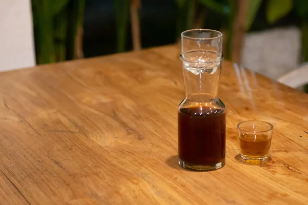 Taze kahve, hario v60 kahve. Kahve spesiyalitesini demleme süreci..