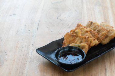 Kavrulmuş tempeh ya da Tempe Goreng mayalanmış soya tohumlarından yapılan geleneksel Endonezya yemeğidir. Tatlı acı biber sosuyla servis edilir.