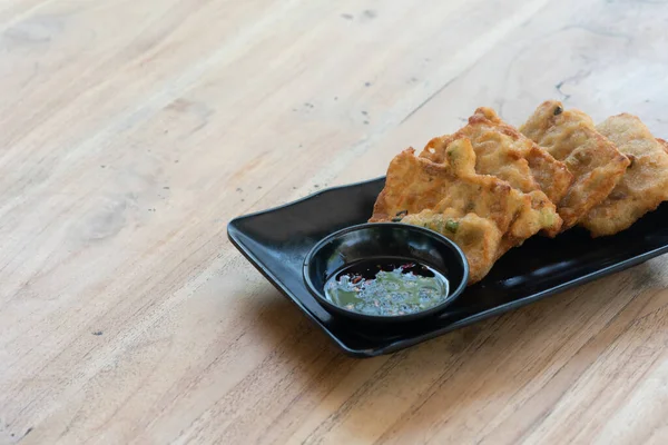 Kavrulmuş tempeh ya da Tempe Goreng mayalanmış soya tohumlarından yapılan geleneksel Endonezya yemeğidir. Tatlı acı biber sosuyla servis edilir.