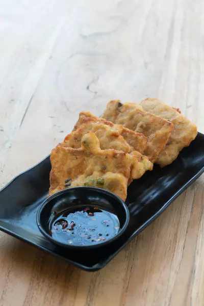 Kavrulmuş tempeh ya da Tempe Goreng mayalanmış soya tohumlarından yapılan geleneksel Endonezya yemeğidir. Tatlı acı biber sosuyla servis edilir.