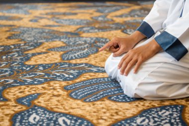 Müslüman erkekler Tashahhud duruşunda dua ediyorlar. İslam kavramı