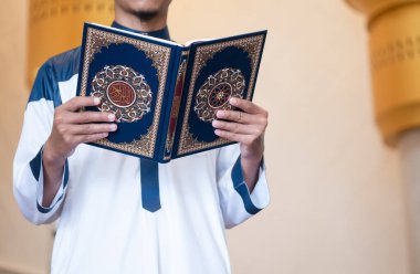 Müslüman adam Kuran okuyor. İslami kavram