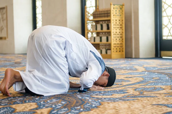 Uomini Musulmani Che Pregano Posizione Sujud Prostrazione Concetto Islamico — Foto Stock