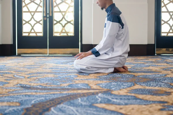 Muszlim Férfiak Imádkoznak Tashahhud Testtartásban Iszlám Fogalom — Stock Fotó