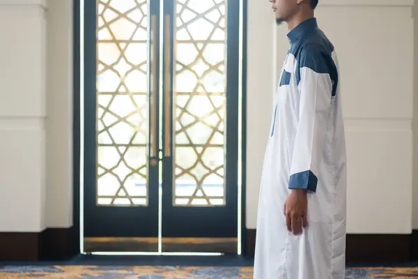 Asyalı Müslüman adam Solat ve Takbir ellerini kaldırsın. İslam duası. İslam kavramı
