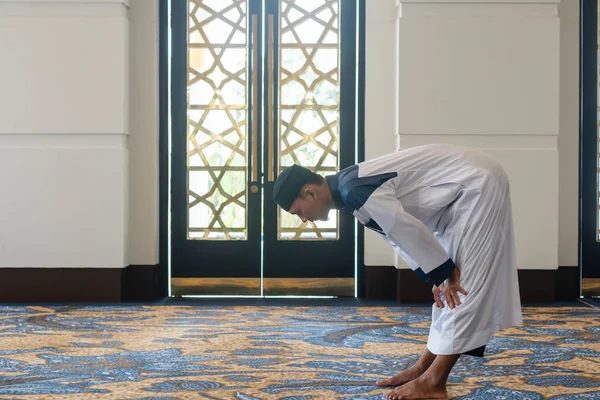 Pria Muslim Berdoa Dalam Postur Ruku Konsep Islam — Stok Foto