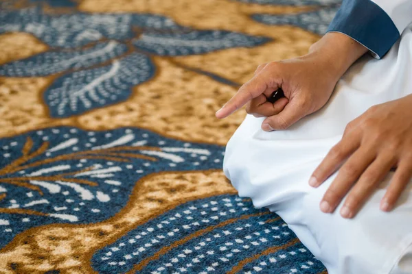 Muszlim Férfiak Imádkoznak Tashahhud Testtartásban Iszlám Fogalom — Stock Fotó