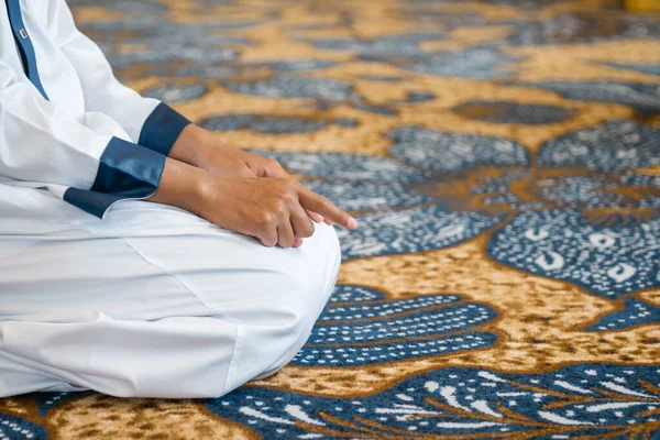 Müslüman erkekler Tashahhud duruşunda dua ediyorlar. İslam kavramı