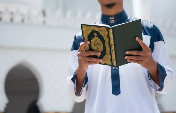 Quran Suci Tangan Pria Muslim Memegang Quran Latar Belakang Konsep — Stok Foto