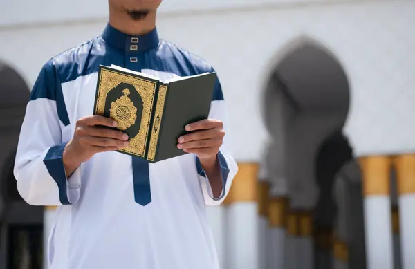 Muselman Läser Heliga Koranen Islamisk Bakgrund — Stockfoto