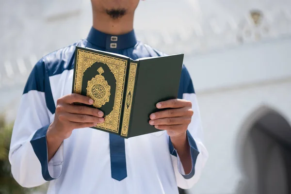Muselman Läser Heliga Koranen Islamisk Bakgrund — Stockfoto