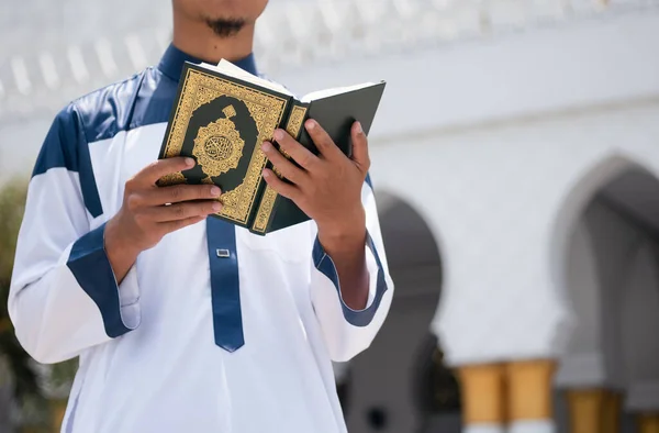 Heliga Koranen Handen Muselman Hålla Quran Islamisk Bakgrund — Stockfoto