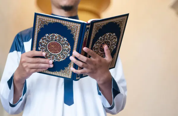 Heliga Koranen Handen Muselman Hålla Quran Islamisk Bakgrund — Stockfoto