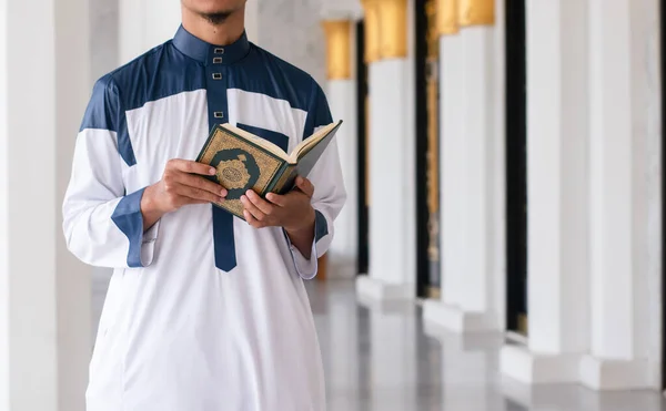 Szent Korán Kézben Muszlim Férfi Aki Fogva Tartja Koránt Iszlám — Stock Fotó