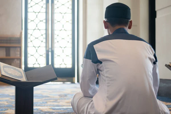 Muslim Membaca Qur Latar Belakang Konsep Islam — Stok Foto