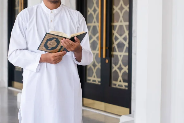 Szent Korán Kézben Muszlim Férfi Aki Fogva Tartja Koránt Iszlám — Stock Fotó