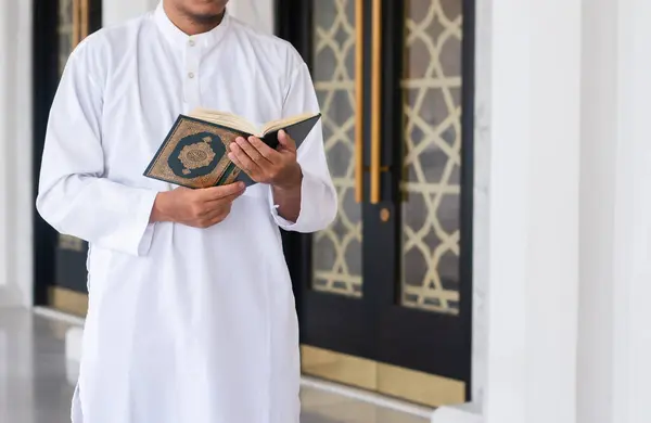 Muslimischer Mann Liest Den Heiligen Koran Hintergrund Islamischer Konzepte — Stockfoto