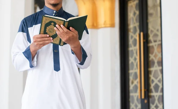 イスラム教徒は聖クルアーンを読んでいる イスラム概念の背景 — ストック写真