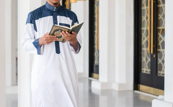 Muszlim Ember Szent Koránt Olvassa Iszlám Koncepció Háttér — Stock Fotó