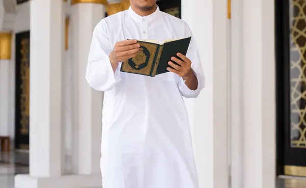 Muslimischer Mann Liest Den Heiligen Koran Hintergrund Islamischer Konzepte — Stockfoto