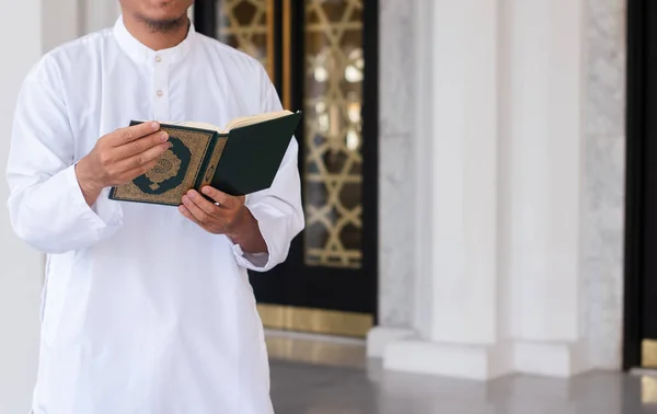 Homem Muçulmano Lendo Alcorão Sagrado Contexto Islâmico — Fotografia de Stock