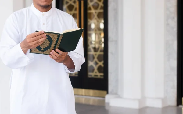 Quran Suci Tangan Pria Muslim Memegang Quran Latar Belakang Konsep — Stok Foto