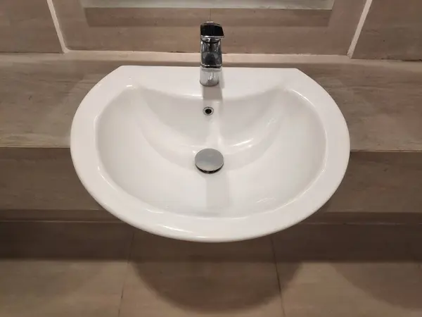 Okrągły Umywalka Łazienka Marmurowej Powierzchni Kamienia Lustrem Wnętrza Toalecie — Zdjęcie stockowe