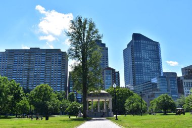 Boston Common 'daki Parkman Bandstand, Boston, Massachusetts' in önünde.