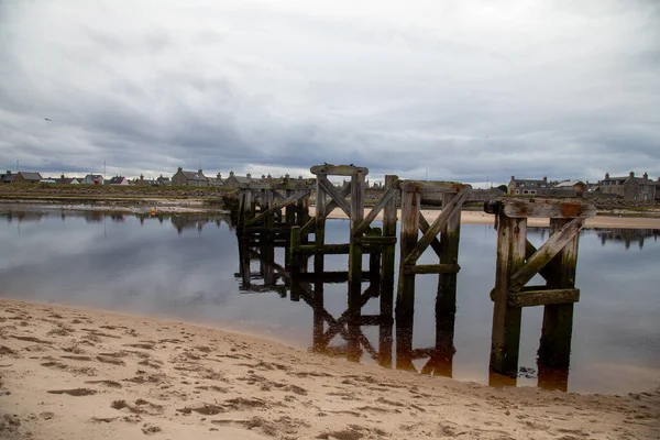 Деревянные Опоры Старого Моста Через Реку Пляж — стоковое фото