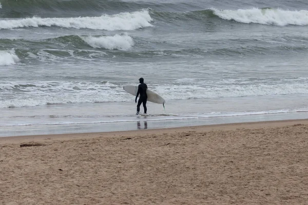 Людина Пляжі Дошками Готові Хвиль — стокове фото